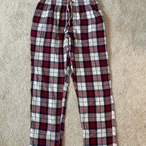 Rutiga pyjamasbyxor - Säljer dessa populära pyjamasbyxor från h&m❤️ Använda men i bra skick! Storlek S (herravdelning)! Skriv för mer bilder! •Köparen står för frakt och betalning sker via swish•