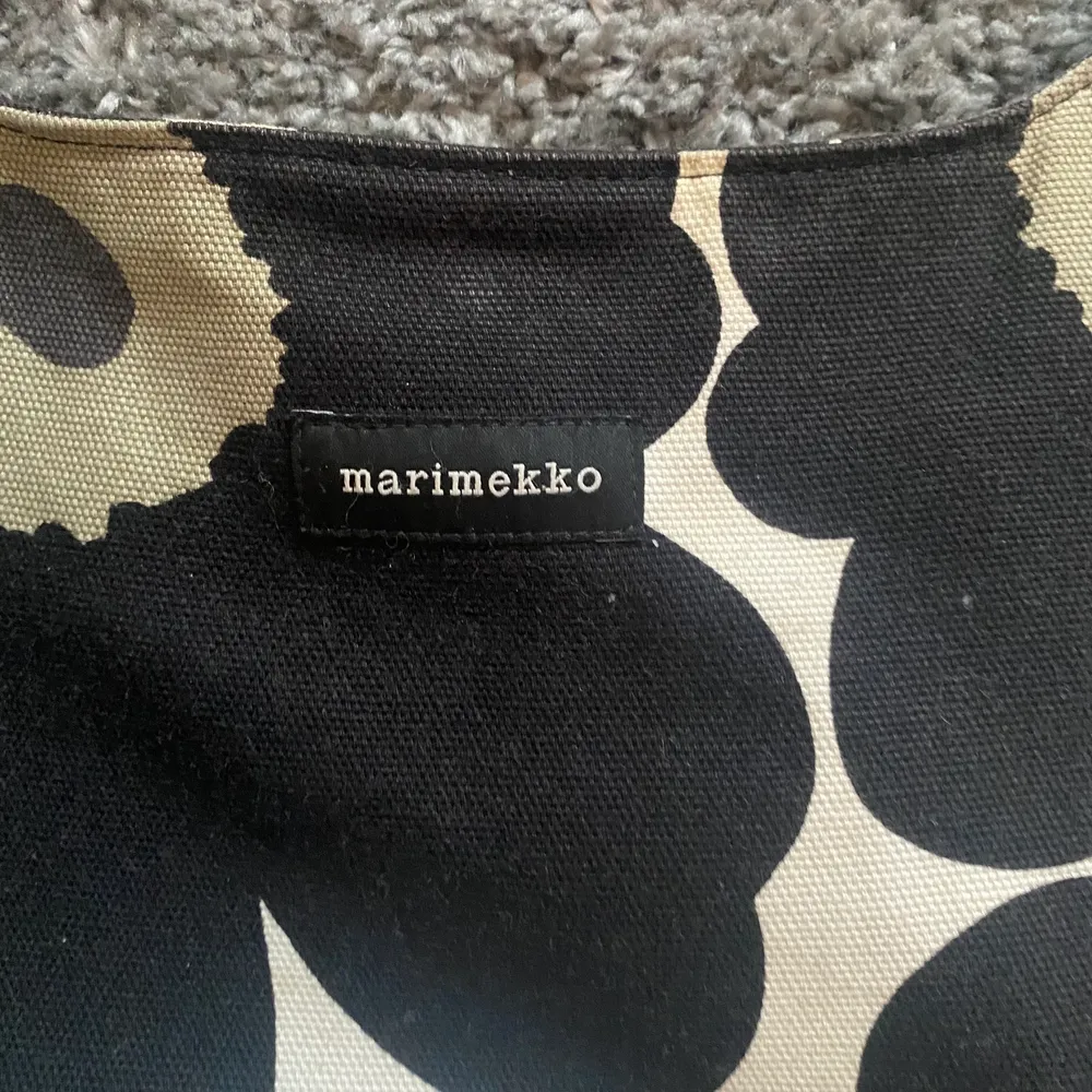 En axelremsväska från Marimekko! Supersnygg, den är använd men finns inget slitage.. säljs då jag inte använder denna längre:) köparen står för frakt ❤️‍🔥🤩. Väskor.