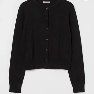 HM - Säljer min svarta kofta pågrund av att den inte kommer till användning löngre , perfekt nu till våren !🌸⚡️