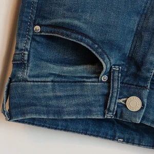 Lågmidjade jeans från HM Stl. 24  - Lågmidjade, blå jeans från HM stl.24. Byxorna har en vit knapp samt andra vita detaljer, är lite slitna på vissa ställen( vilket är meningen). Har både framfickor(riktiga!) Och bakfickor. Ända anledningen att jag säljer dessa är pga. För liten storlek...i priset ingår inte frakt utan beror på var du bor. För mer information och bilder kontakta mig❤
