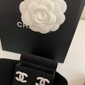 ÄKTA CHANEL ÖRHÄNGEN i nyskick  - Använda 2 gånger. I nyskick. Allt som tillkom under köp medföljer (box, påse, kvitto med mera). Fler bilder kan skickas vid intresse! 