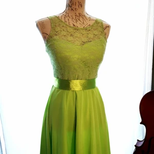 Balklänning  - FRÄN BALKLÄNNING! Väldigt cool färg! 💚Inte exakt så stark grön färg i verkligheten som på bild, men nästan :) Bandet i midjan går att knyta bort och klänningen går ner till fötterna. Säljer då den är på gränsen till liten på mig:(  Kan frakta eller mötas! Skriv till mig om du vill ha fler bilder🥰