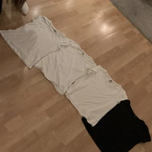 Basic tröjor - 3 vita 1 svart basic tröjor från H&M. Lite korta i armarna men funkar. 1 kostar 10 kronor men man får köpa alla för 30