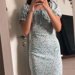 Klänning strl S - Säljer denna klänning från då den är för stor för mig. (Använd endast 1 gång)