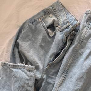 De populära jeansen med hål på båda knäna! Storlek 38 🎀 Raka jeans i full length! 