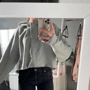 Bikbok hoodie - Säljer en kort hoodie från bikbok. (Använd endast 1 gång) Orginal pris är 150 men säljer för 50