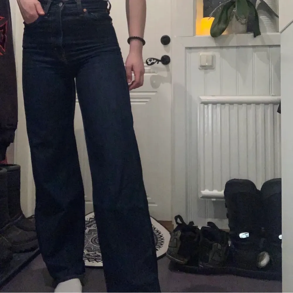 Super fina jeans som jag tyvärr växt ur. Inga fläckar eller defekter. Köpta för 899kr säljer för 250+frakt😊. Jeans & Byxor.