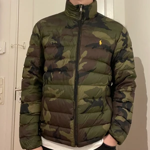 Polo Ralph Lauren puffer jacka - Köpt från zalando vinter 19/20 och är en kollektion som inte säljs längre. Storlek medium och kostade 3300 ny (har mejl från boozt) Använd väldigt sparsamt (nyskick) och lapparna finns kvar, buda gärna. Fraktar gärna!