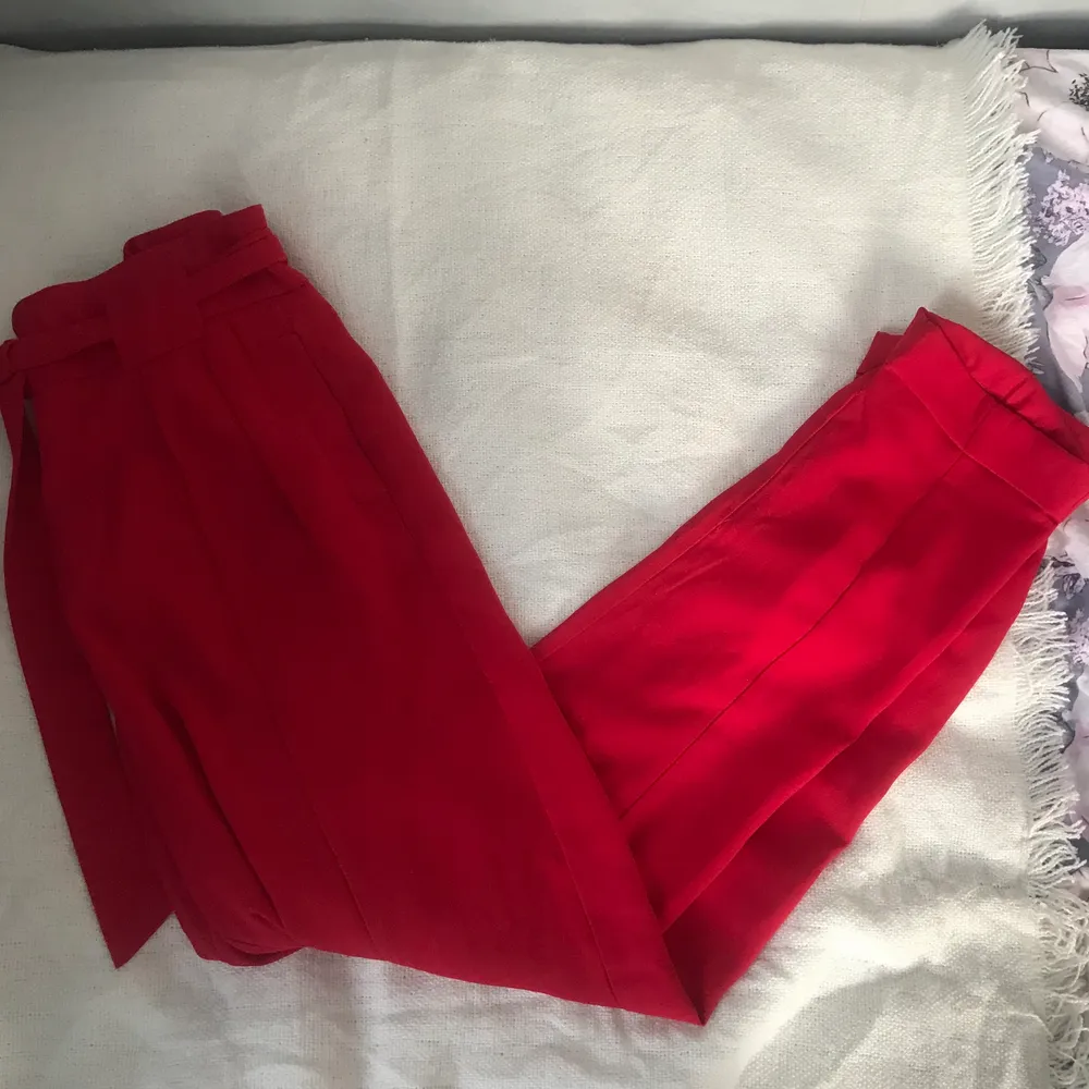 Ett par röda ”paper bag” byxor från Gina tricot!! Så snygga men används inte längre av mig. Jättefin röd färg❤️ Kan mötas i Sthlm city alternativt frakta men då betalar köparen för frakt😘. Jeans & Byxor.