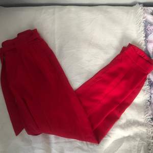 Ett par röda ”paper bag” byxor från Gina tricot!! Så snygga men används inte längre av mig. Jättefin röd färg❤️ Kan mötas i Sthlm city alternativt frakta men då betalar köparen för frakt😘