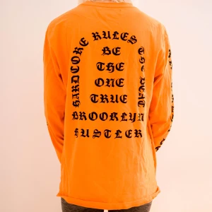 Långärmad orange tröja! - En så mysig tröja med svart tryck på baksidan! I mycket gott skick köpt på Carlings.