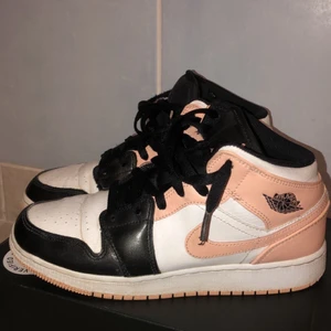 Air jordans mid  - Jag säljer mina jordans som är ett bra skick och är endast använda ett halv år. Dem är crusade framifrån det är väldigt normalt . Snörerna har blivit lite slitna men man kan byta ut dem om man vill såklart. Dem är i storlek 38,5 men är mer som 38. Önskas fler foton skriv till mig privat. Priset kan diskuteras 