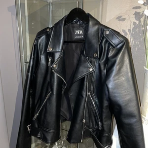 Skinnjacka  - Skinnjacka från zara i superbra skick😍 den är i strl XL då jag ville ha den lite oversize, men den passar mig som vanligtvis har S i jackor 