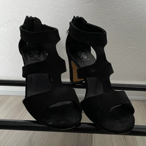 Svarta klackskor - Jättefina klackar i str. 38 men funkar jättebra på 39 och mindre 40 oxå☺️ använda så lite slitna i sulan, kom privat för bild men annars i fint skick☺️