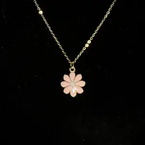 Halsband i rostfritt stål med guldplätterad emaljerad berlock, rosa blomma🌸 Fri frakt✨