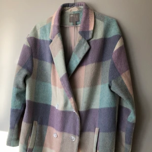 Vår/höst/vinterkappa  - Jag har fått många komplimanger när jag haft på mig denna. Men tyvärr har den blivit för liten. Jag har använt denna både på hösten, genom vintern med tjockare tröja och in på våren. Den har några fläckar ner till som inte syns så väl (tredje bilden) men som kommer gå bort på kemtvätt. Den är i strl L Oversized. !!Gratis frakt!!