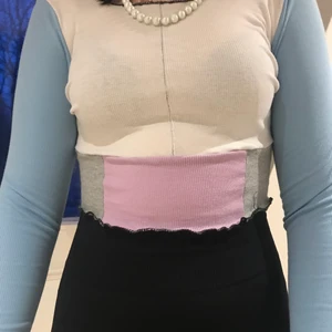 Topp - En superfin topp med ett fint mönster i olika färger💗 det är en croppad topp med volangaktiga detaljer nedtill🌿💙