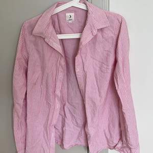 Rosa boomerangskjorta perfekt till sommaren, behövs såklart strykas 💘SISTA KÖPDAGEN ÄR FREDAG FÖRMIDDAG ❌