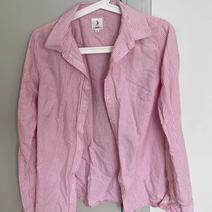 Bomerangskjorta  - Rosa boomerangskjorta perfekt till sommaren, behövs såklart strykas 💘SISTA KÖPDAGEN ÄR FREDAG FÖRMIDDAG ❌