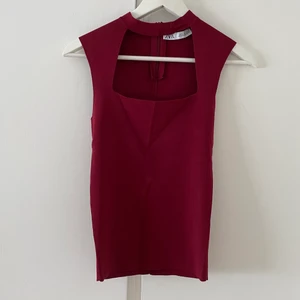 Röd zara topp - Säljer denna populära zara tröjan i storlek m, passar dock även på nån med s! Lite skrynklig på bilden men stryker såklart, bara fråga om fler bilder önskas!