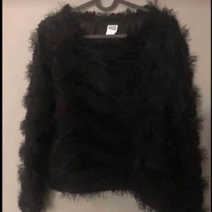 Svart tröja   - Svart tröja från veramoda i nyskick. Storlek M.