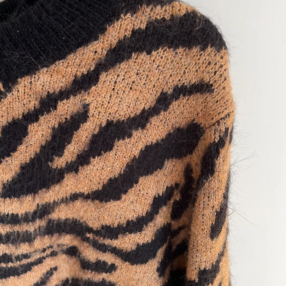 Mjuk tröja med tiger-print ifrån HM. Bra skick🥰 Den är XS men passar både S/M. . Hoodies.