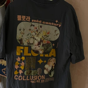 Collusion t-shirt - Fin blå collusion t-shirt med fett tryck på ryggen!!