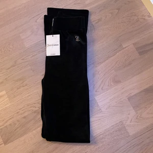 Juicy Couture - Säljer helt nya juicy byxor pga att dom är för små. Helt nya med lappen på. Köp direkt för 700kr, Buda endast om du är helt säker på att köpa om du vinner budgivningen