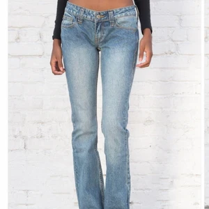 Låg midjans jeans  - Säljer dessa super fina jeans för de är lite för korta på mig, de är helt oanvända med lappen på jag kunde inte skicka tillbaka de. Innerbenlängden är 81cm och midjan 71cm de är 19 cm höga i midjan. Det är jeansen på de första bilderna bara att jag står i ett mörkt rum. Jag är 166cm men har långaben för min längd, min innerbenslängd är ca 90cm. Dessa är 81cm så skulle säga att de passar någon som är 162-168 det beror på benlängd. Mät er innerbenslängd för att lättast veta om de passar!❤️