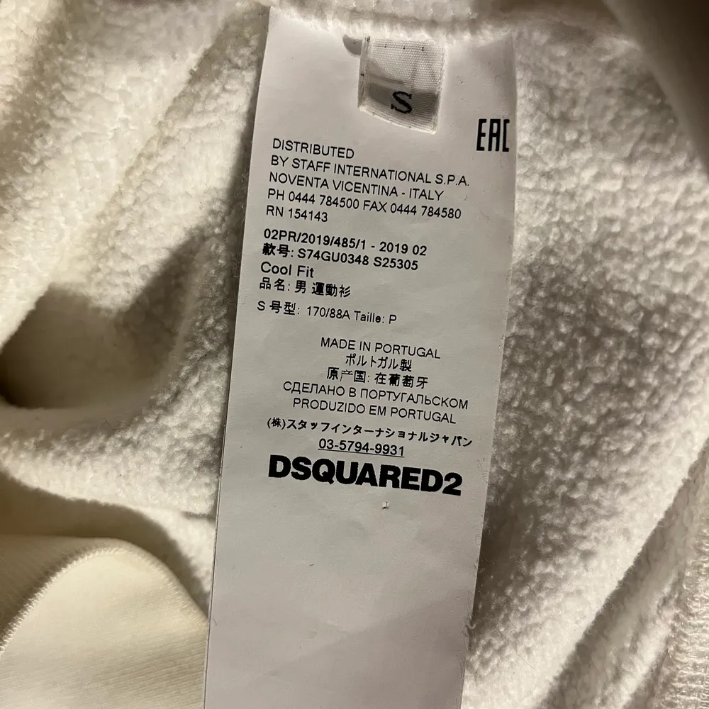Säljer en använd Dsquared2 tröja köpt på Farfetch. Fick den i julklapp förra året. Nypris 2000. Tröjor & Koftor.
