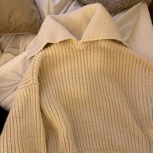 Stickad tröja  - Stickad tröja med krage från H&M !