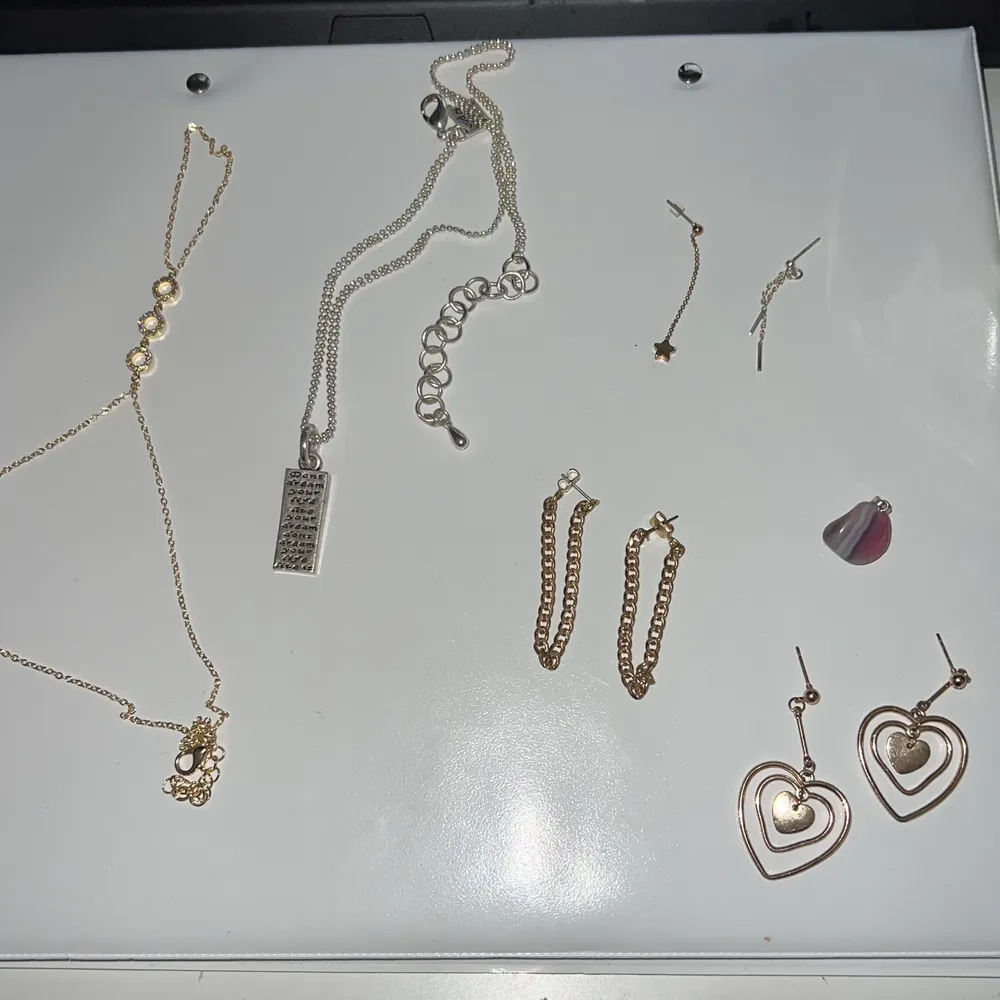 Massa fina smycken som jag aldrig använt, säljer så nån annan kan ha användning för de 40 kr för allt . Accessoarer.