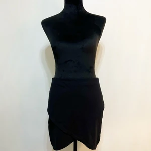 Svart minikjol - Gina Tricot storlek L - Gullig svart & omlott minikjol från Gina Tricot. Helt oanvänd och är i nyskick. Säljes pågrund av att den är för liten på mig. Den är så himla söt och passar till vardags. 