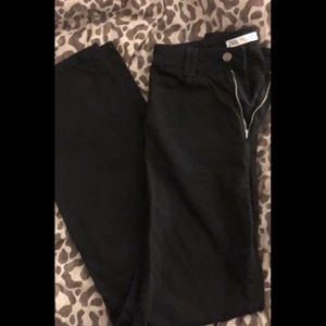 Svarta raka jeans st S - Säljes pågrund av att dom är för lång för mig. Knappt använda 