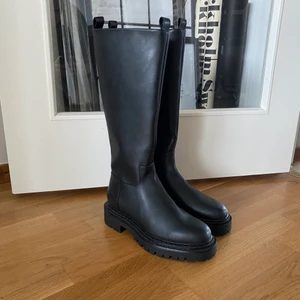 Monki Welli Boots 38 - Helt nya svarta stövlar från Monki.