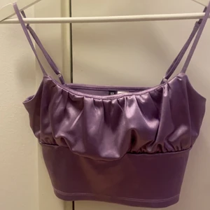 Lila topp - En jätteskönt silketopp från hm! 