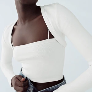 Ribbad bolero - Snygg bolero från zara som går att styla upp! Funkar super bra till de flesta toppar🤩 Jag 168cm och bär stolek 38. Köparen står för frakten (50kr)