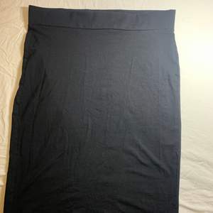 Stretchig svart kjol från Lager 157 i storlek L 💗 Säljer pga fel storlek
