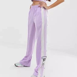 Adidas popper pants  - Säljer nu mina adidas byxor, använda ett fåtal gånger jätte fina, slutsålt nästan överallt nypris 800kr 