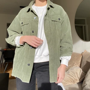 Vårjacka - Grön jacka i Manchester från ZARA. Passar perfekt att ha på våren! Storlek S men passar definitivt en M också