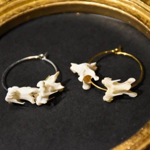 Hoops med små kotor - Guldiga eller silvriga hoops med små kotor. Nickelfria. Det ingår två örhängen, alltså ett par. 