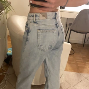 Zara Jeans - Ett par blue washed jeans som är midwaist och har en slit nertill från Zara. De är väldigt långa på mig som är 165 och har dessvärre några defekter nertill men det märks inte av så värst. 