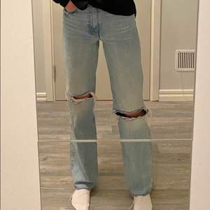 Jättefina jeans från zara. Jag är 173cm men de skulle passa någon som är kortare också då det går att klippa av. 