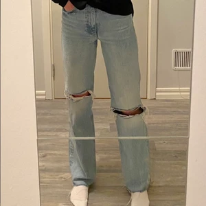 Zara Jeans - Jättefina jeans från zara. Jag är 173cm men de skulle passa någon som är kortare också då det går att klippa av. 