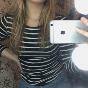 Svart- och vitrandig tröja - Säljer en fin svart- och vitrandig tröja med trekvartsärm-ish. Tröjan är i strl S men passar också en mindre M. Använd ett fåtal gånger. Materialet är stretchigt och formar sig runt kroppen på mig (är strl S-M). Fraktalternativ: 66kr spårbart eller frimärken. Meddela mig vid fler frågor!😊