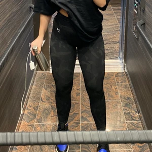 Gymshark camo - Snygga tights i bra skick, scrunchen har stretchat ut sig lite se sista bilden