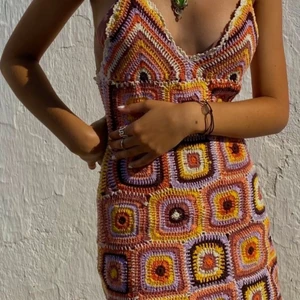 Virkad Zara klänning - En virkad zara klänning från deras kollektion sommar 2020, aldrig använd då den är lite för stor för mig. Första och tredje bilden är lånade från pinterest. Är storlek xs-s ! Den perfekta klänningen till sommaren!