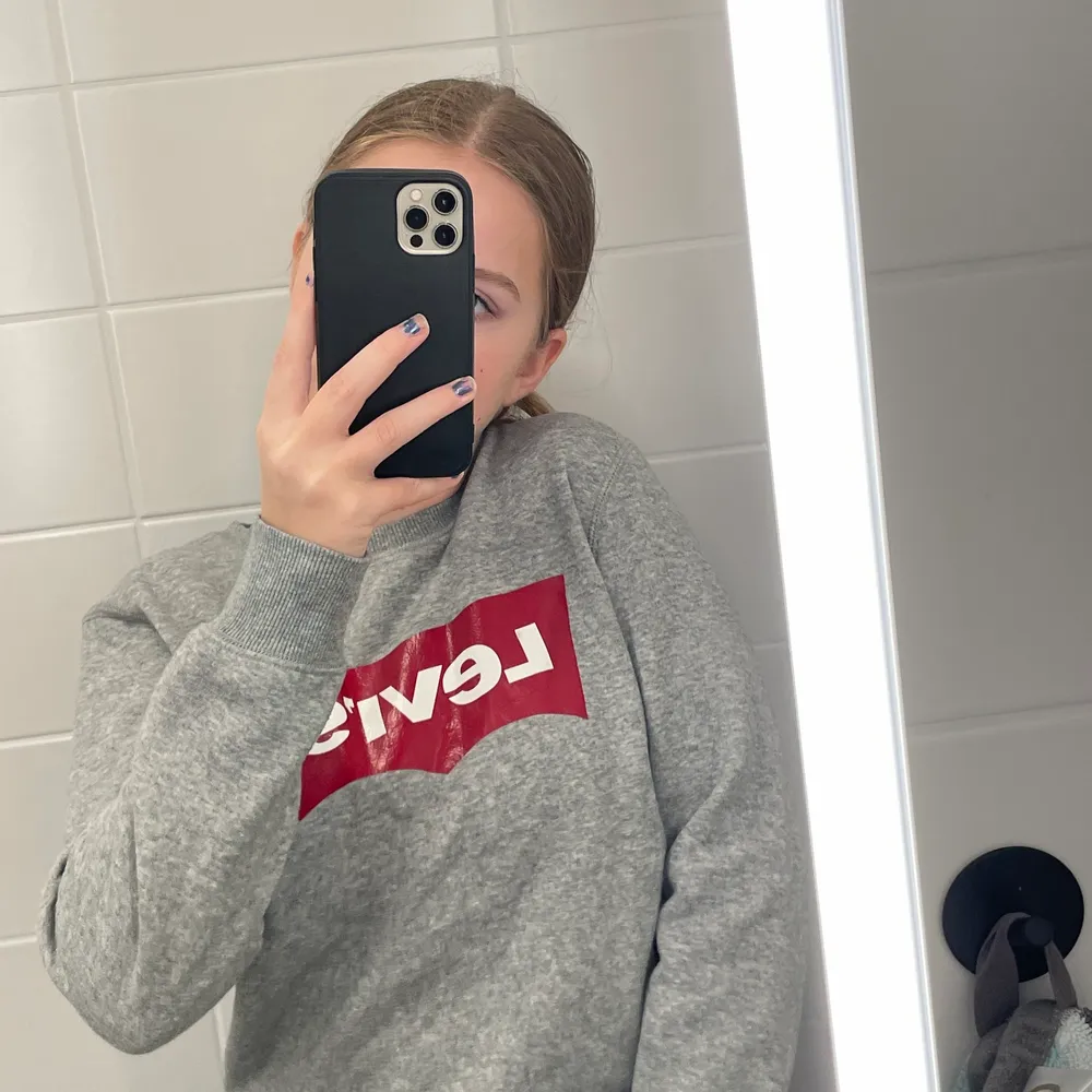 Sweatshirt från Levis i storlek 152, passar även xs, sparsamt använd . Hoodies.