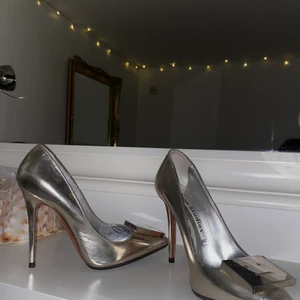 ACNE KLACKSKOR  - unika acne skor, Iconapop hade dessa innan mig lite kul back story. Knappt använda då de var för små. De är 39 men skulle säga att det är mer än 38a. :)