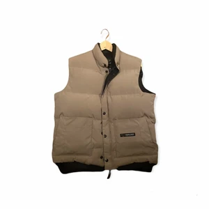 Canada goose väst - Canada Goose väst i väldigt bra skick, fler bilder på lappar osv kan skickad privat.